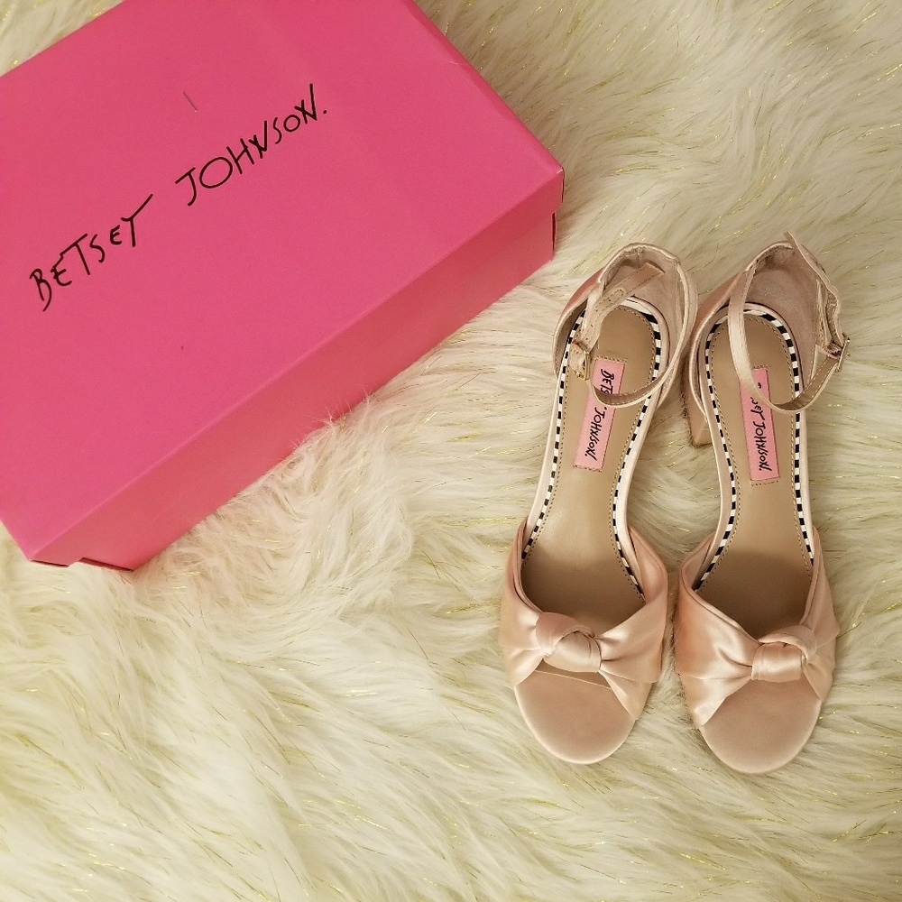 NWB Betsey Johnson Ivee heels